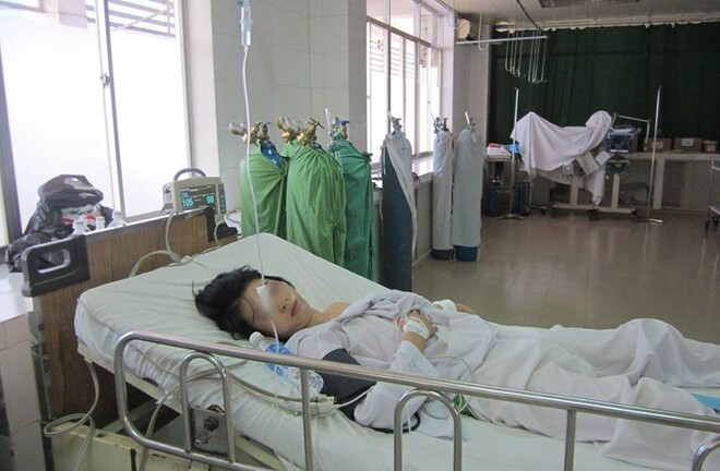 Lén làm tiếp viên karaoke, thiếu nữ bị chồng đâm thủng tim