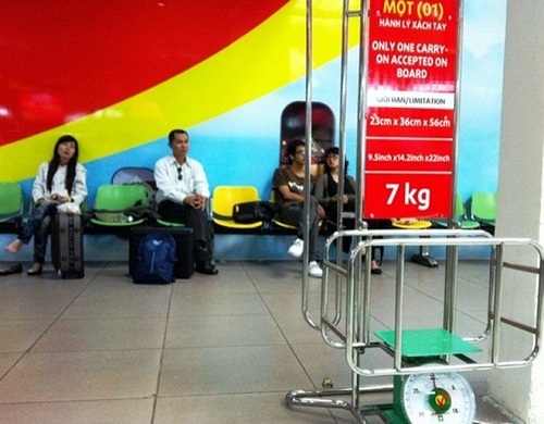 Tát nhân viên hàng không, nữ hành khách bị phạt tiền