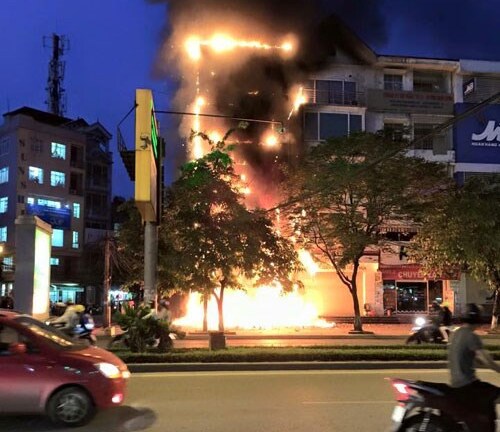Lửa thiêu rụi mặt tiền 5 tầng của Phòng giao dịch Ngân hàng