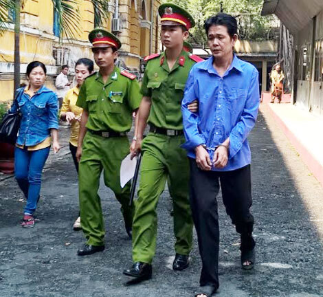 Thương bà nội, cháu gái xin giảm án cho người giết cha