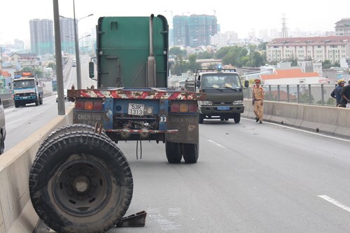Tai nạn liên tiếp trên cầu Phú Mỹ, giao thông kẹt cứng