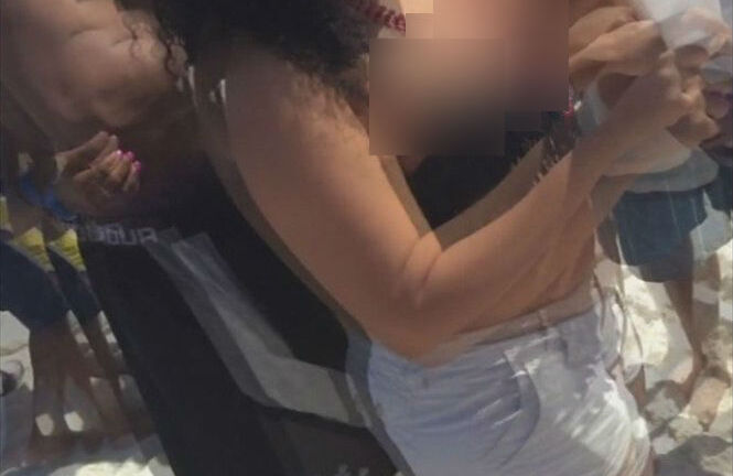 Hàng trăm người vô cảm trước cảnh một cô gái bị cưỡng hiếp