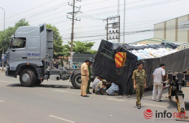 Đang chạy, rơ móc 30 tấn hàng rơi giữa đường