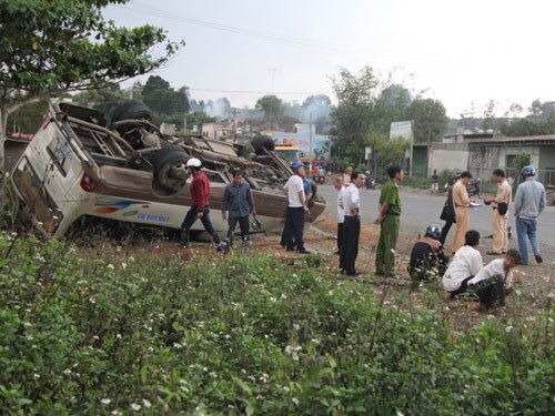 Hai xe khách đâm nhau lật ngửa, 14 người nhập viện
