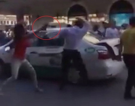 Nhóm thiếu nữ quây đánh tài xế taxi chảy máu đầu ở HN