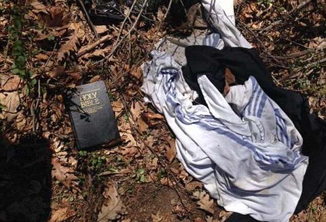 Phẫn nộ hình ảnh người mẹ vô tâm cười rạng rỡ bên bạn trai khi bỏ con trong rừng