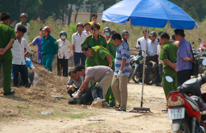Phát hiện thi thể nam thanh niên với nhiều vết đâm ở bãi đất trống