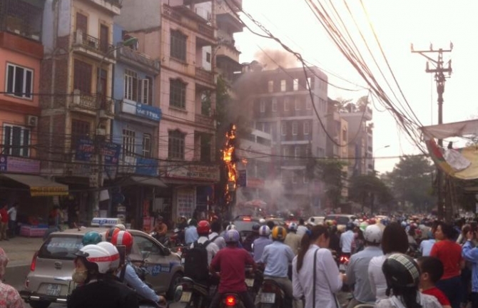 Cột điện bùng cháy, người dân hoảng loạn