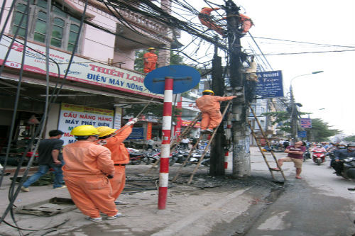 Cáp viễn thông cháy lan sang cột điện