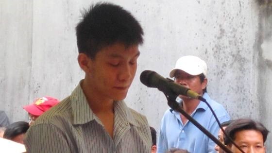 Biết tin con sát hại bạn, cha chở đi đầu thú