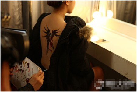 Lạ đời: Làm mẫu nude kiếm tiền cho bạn trai chơi game