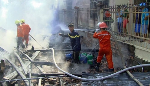 Bé gái 9 tuổi chết thảm trong đám cháy 3 căn nhà