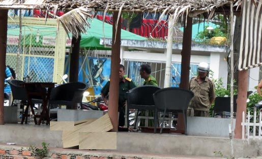 Chủ quán đâm bạn gái tiếp viên rồi bỏ trốn