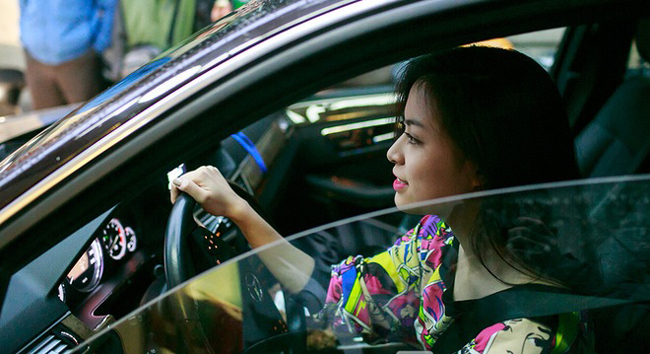 Hoàng Thùy Linh đại gia giấu mặt trong showbiz Việt