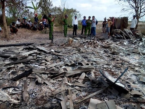 Chồng cuồng ghen tưới xăng đốt nhà