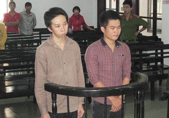 Tiếng điện thoại từ hậu môn bị cáo trước tòa