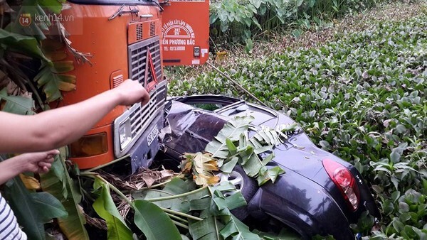 Container húc xe biển xanh chở 4 cán bộ xuống ao bèo