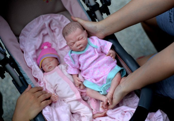 Ngắm nhìn búp bê giống em bé sơ sinh từng đường nét
