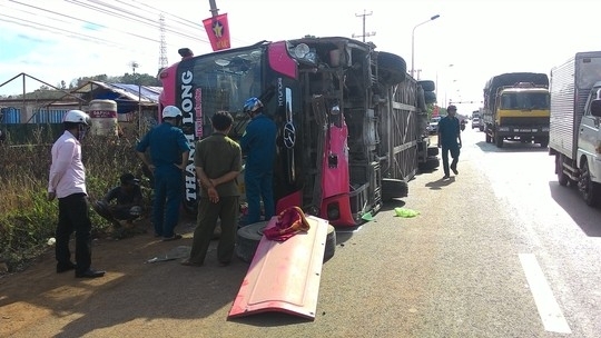 Xe khách giường nằm lật giữa quốc lộ khiến 7 người bị thương