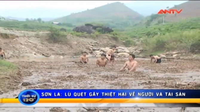 Theo bố chạy lũ, bé gái 7 tuổi bị nước cuốn trôi