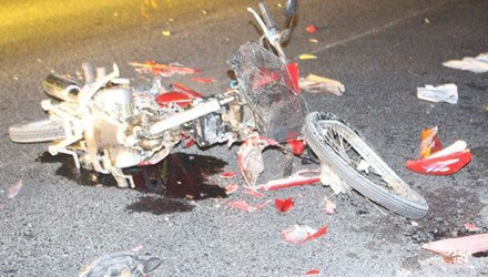 Xe máy lao vào xe bồn nát vụn, lái xe văng xa 10 m