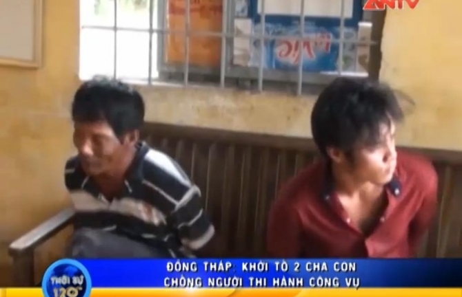 Bị giữ xe, con gọi cha đến đánh công an ngay tại trụ sở