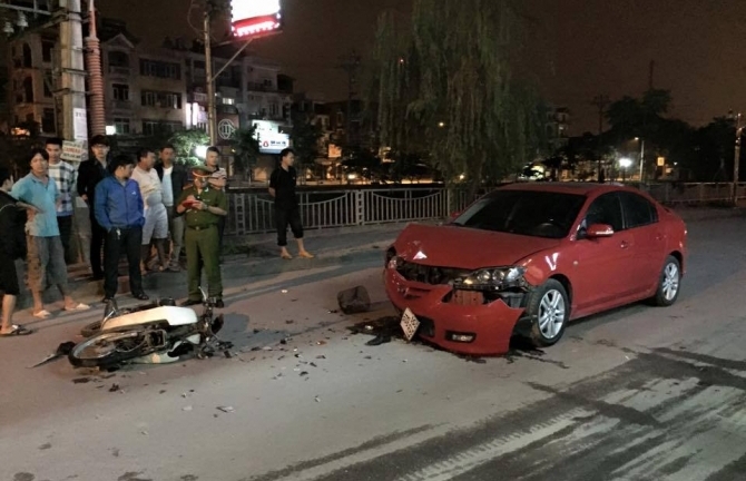 Đấu đầu ô tô trong đêm, người đàn ông nguy kịch