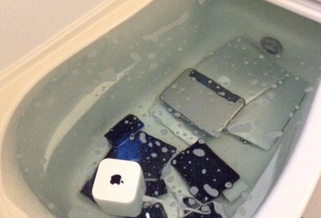 Ném bộ sưu tập Apple của người yêu vào bồn cầu vì bị chàng phản bội