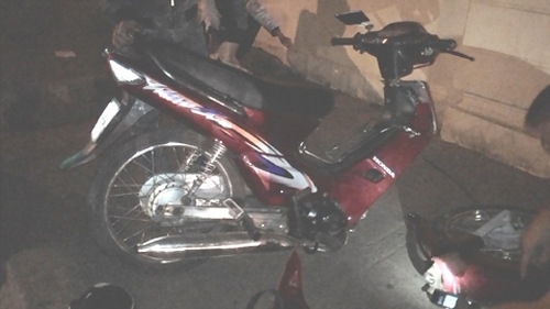 Xe máy gãy cổ giữa đường, nam thanh niên bị  thương nặng