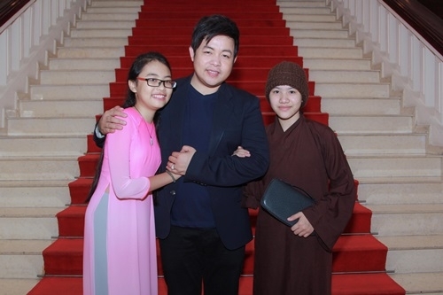 Huyền Trân không được mặc áo ni cô trong liveshow Quang Lê