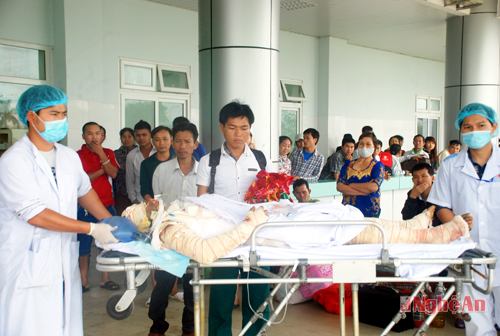 Mẹ lao vào lửa cứu con: Chồng ăn bánh mỳ sống qua ngày, dành tiền chăm vợ