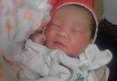 Bé gái sơ sinh bị bỏ rơi bên đường, kiến đốt toàn thân