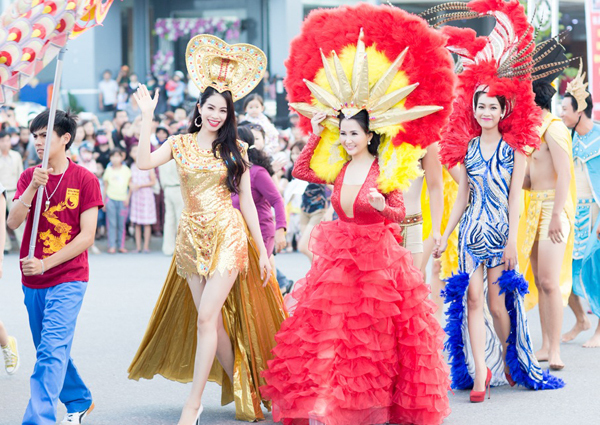 Sương Đặng bay nửa vòng trái đất dự carnaval Quảng Bình