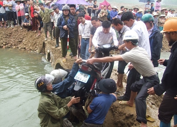 Thoát chết sau hơn một giờ bị xe máy đè dưới mương nước