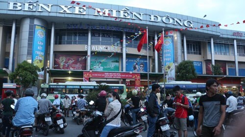 Người dân ùn ùn về nghỉ, nhiều nơi tắc đường
