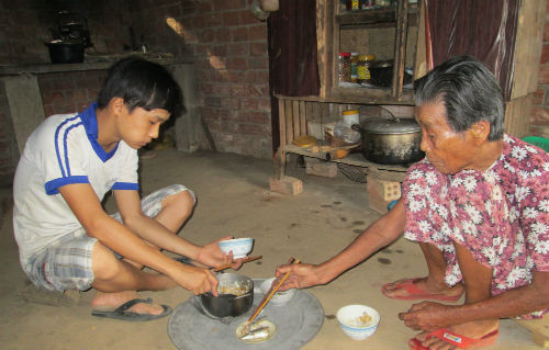 Cụ bà 85 tuổi nhịn ăn dành tiền cho cháu đi học