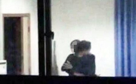 Giáo viên bị đuổi việc vì cưỡng hôn nữ sinh