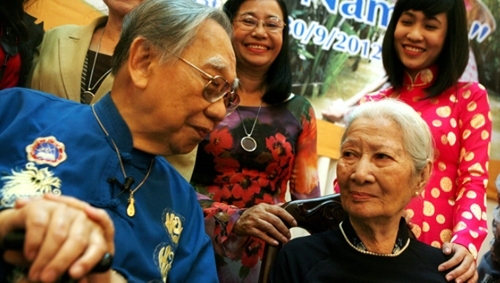Giang tay em níu áo bạn vàng, dù sinh dù tử cũng một mình chàng thôi