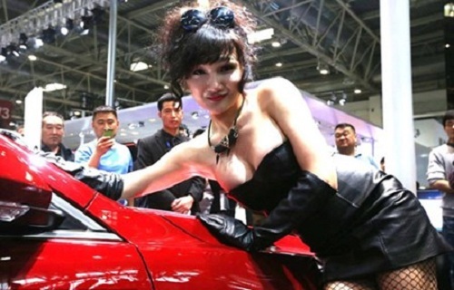 Mẫu Trung Quốc trải lòng về góc tối cuộc đời