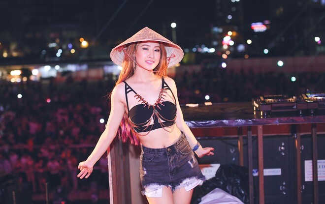 DJ Oxy mặc bikini, đội nón lá chơi nhạc trước 12.000 người