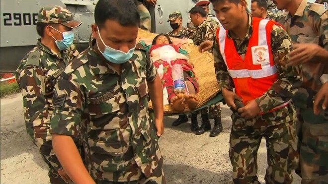 Thảm họa động đất Nepal: Bác sĩ dùng nắm đấm cứu người