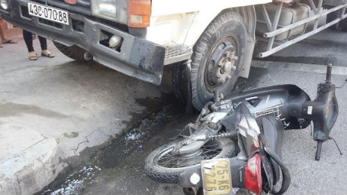 Dừng đèn đỏ, người phụ nữ bị xe tải tông bay lên lề đường