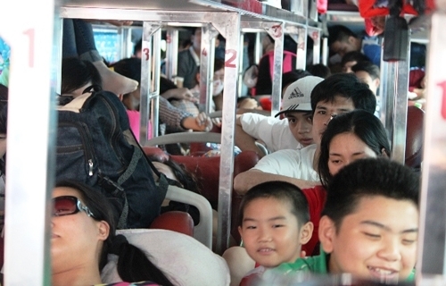 Xe khách 42 chỗ nhồi nhét 111 người: Xử phạt 40 triệu đồng