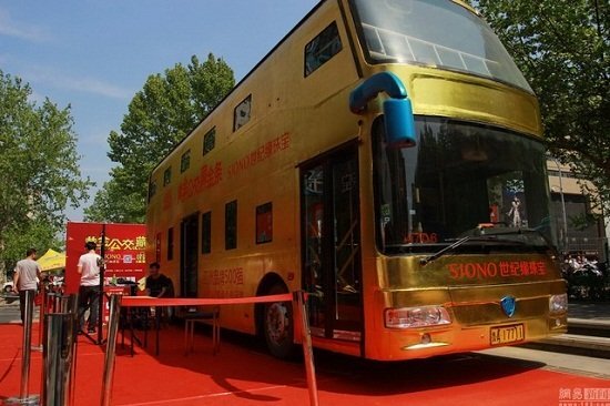 Trung Quốc: Xe buýt hai tầng dát vàng lóa mắt người xem