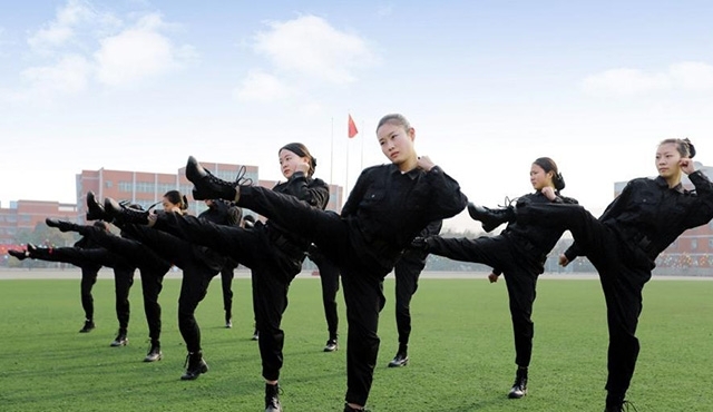 Trung Quốc: Tiếp viên hàng không xinh đẹp được huấn luyện như thế nào?