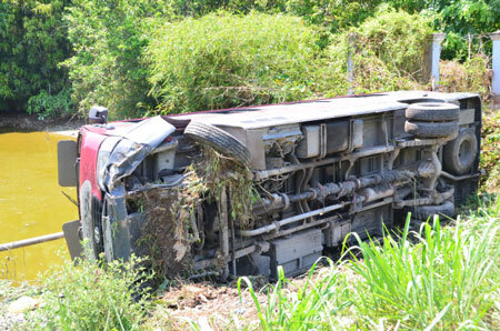 Hi hữu: Xe khách lao xuống ao, 17 người thoát nạn trong gang tấc