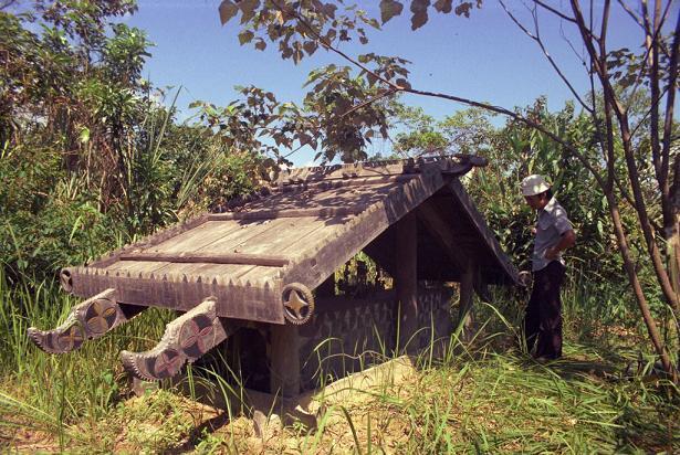 Độc đáo tục xây nhà mồ của dân tộc Cơ Tu ở Thừa Thiên - Huế