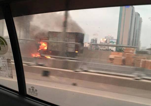 Ô tô tải bùng cháy trên đường, tài xế đạp cửa tháo chạy