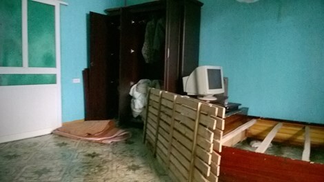 Bị cấm yêu, nam thanh niên cầm dao hành hung bạn gái rồi tự sát