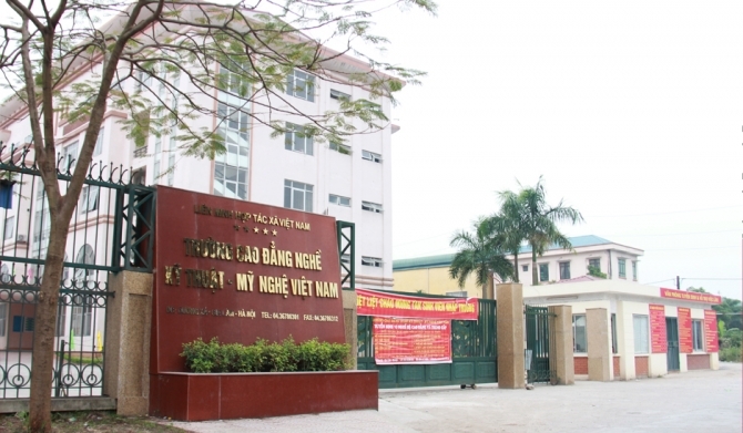 Học sinh xé áo, đánh thầy giáo gẫy răng